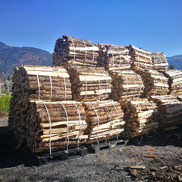 Geschnürte Pakete mit langen Holzblöcken